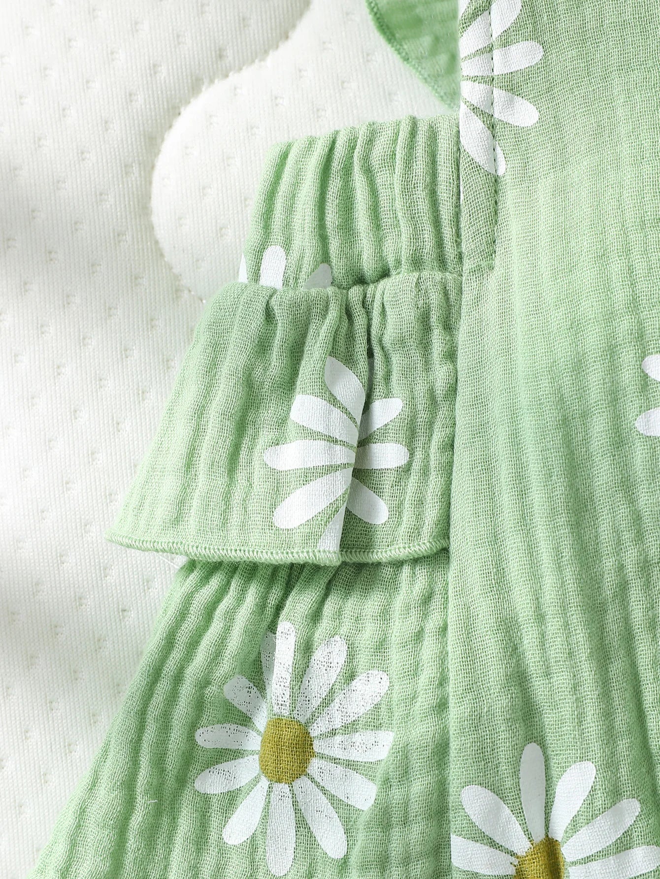 Daisy Ruffle Romper Set – Breezy, Adorable & Bloom-Ready 🌼🍼